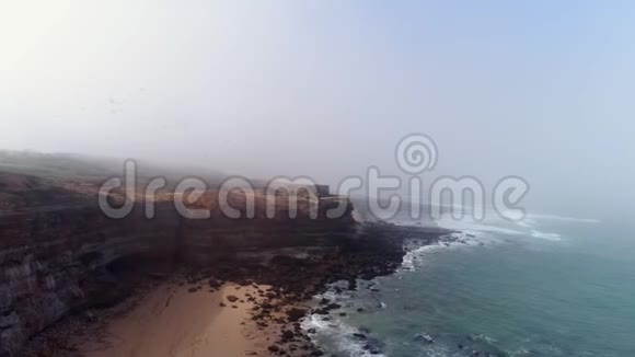 雾蒙蒙的早晨鸟瞰大西洋海岸视频的预览图