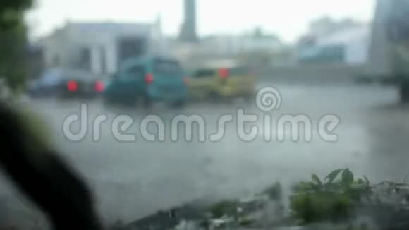 车窗里的雨天视频的预览图
