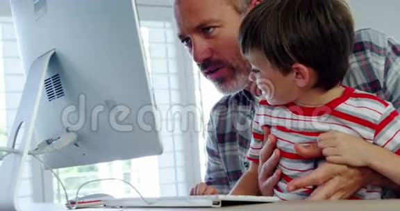 父子使用台式电脑视频的预览图