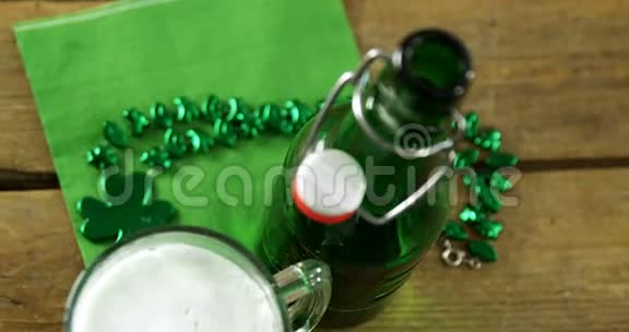 鸟瞰绿色啤酒品脱和瓶与绿色装饰圣帕特里克视频的预览图