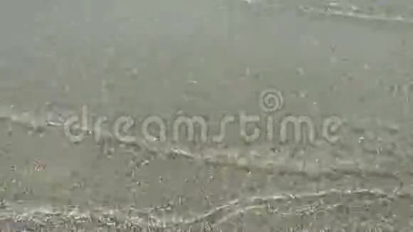 清澈的海浪在白色沙滩上视频的预览图