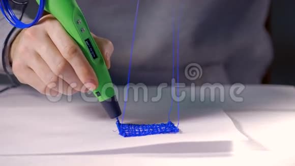 用3D笔用塑料丝丝印刷塑料模型正在使用的创新技术视频的预览图