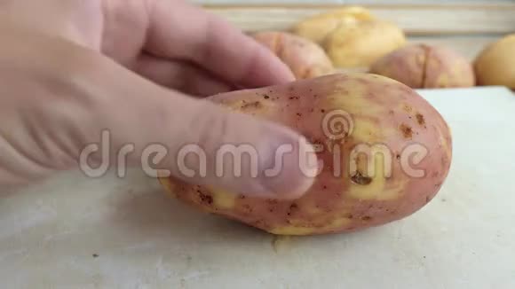 把土豆切在木板上视频的预览图