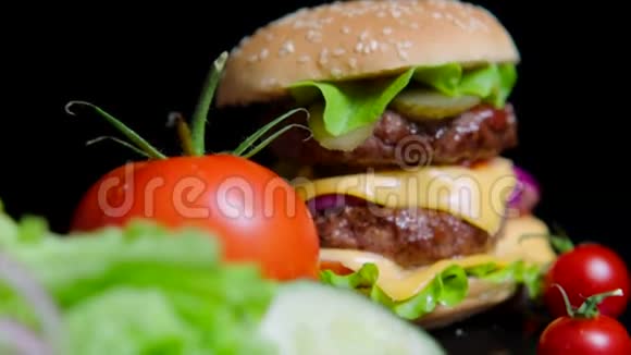 提供新鲜蔬菜和美味汉堡商业用黑色背景视频的预览图