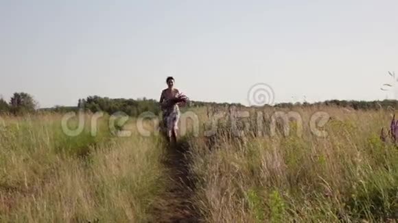 女人带着一束野花在田野上奔跑视频的预览图
