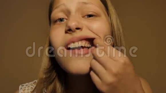 少女检查她的牙齿4KUHD视频的预览图