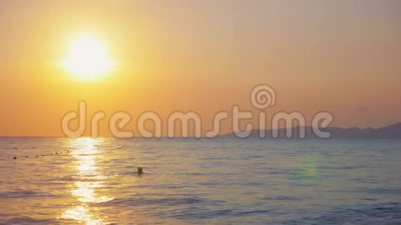 大海上美丽的日落晚上有人在海里游泳视频的预览图