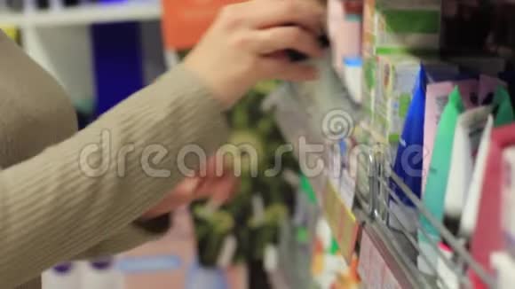 超市里的女孩选择除臭剂视频的预览图