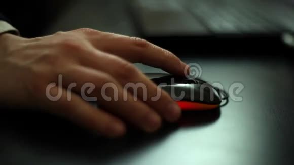 人手电脑鼠标桌上有笔记本电脑视频的预览图
