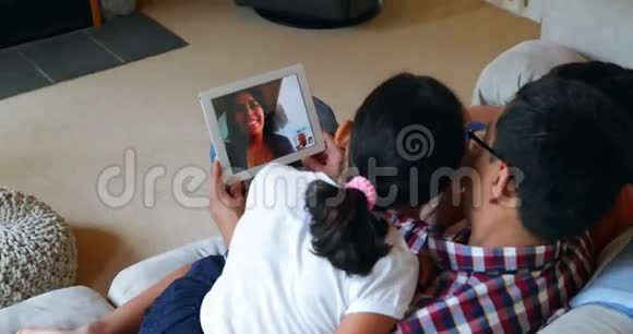 4k客厅的父亲和孩子使用数码平板电脑视频的预览图
