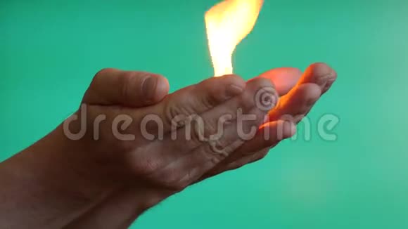 手中火焰燃烧关闭色度键视频的预览图