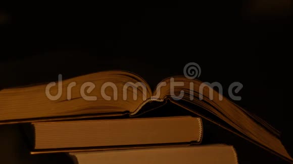 一叠书上面有一本打开的书从书单中创造心灵心由床单制成的书被突出视频的预览图