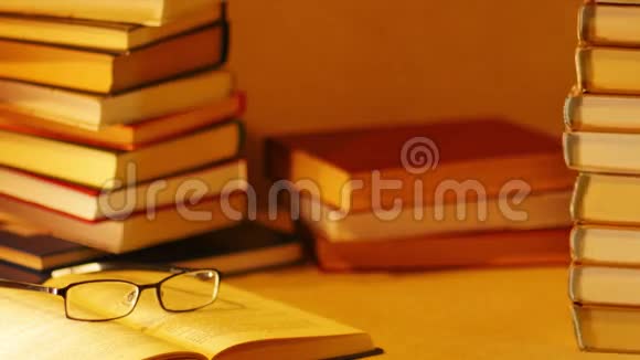 在一堆书上出现了最好的书在书堆的背景上用眼镜打开书停止运动视频的预览图