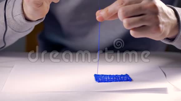 用3D笔用塑料丝丝印刷塑料模型正在使用的创新技术视频的预览图