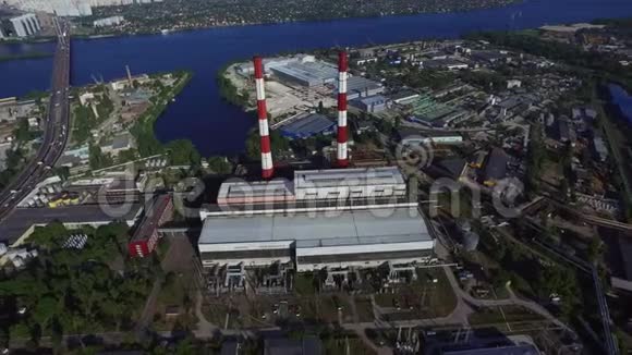 城市电厂工业管道城市鸟瞰工业区视频的预览图