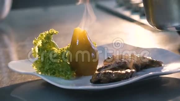 师傅把肉汁倒在的菜上慢慢地视频的预览图