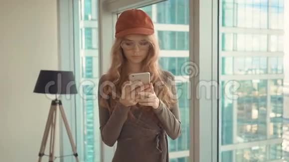 美丽的女人在城市背景下通过手机发送短信视频的预览图