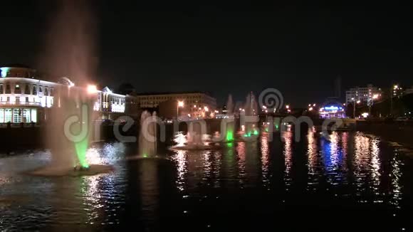 夜晚莫斯科河上的喷泉和桥上的灯笼视频的预览图