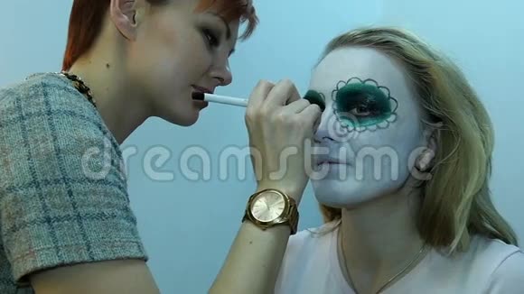 专业化妆师利用化妆制作万圣节面具颜色视频的预览图