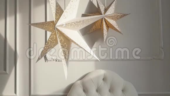 一颗从纸板上悬挂的圣诞背景的星星圣诞节室内工作室视频的预览图