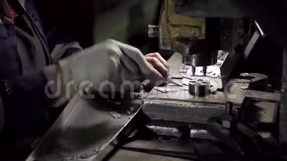 工厂机器和工人手的特写视频的预览图