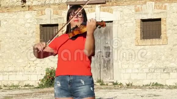 在户外拉小提琴的女人视频的预览图
