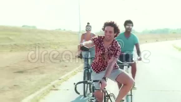 三个年轻人骑着自行车慢动作分级视频的预览图