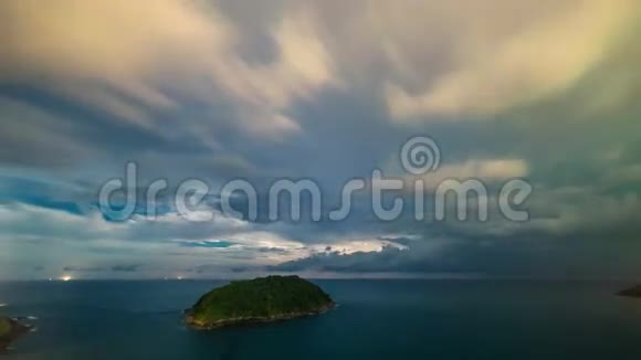海角的夜间风暴和雷暴泰国普吉岛2016年11月4K时间推移视频的预览图