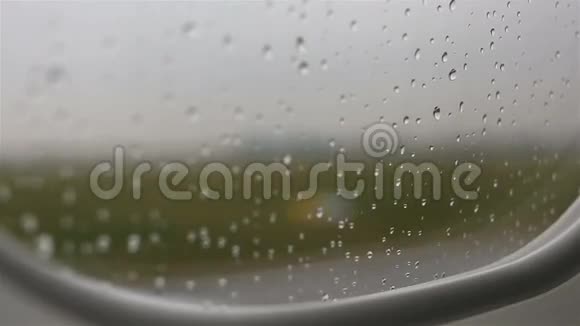 从停机坪上的飞机上看到的雨滴视频的预览图