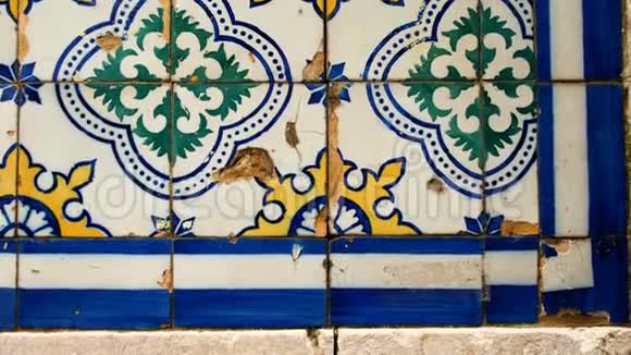 一堵墙的细节上面覆盖着杜鹃花这是葡萄牙建筑的典型装饰视频的预览图