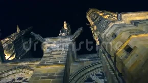 圣维特斯大教堂晚上低角度观看全国最大最重要的教堂捷克布拉格视频的预览图