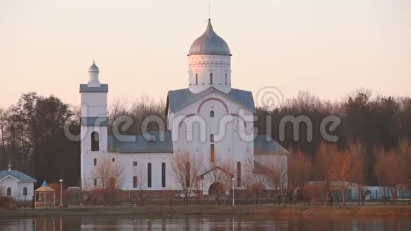 戈梅尔霍米尔白俄罗斯圣亚历山大内夫斯基教堂在戈梅尔霍米尔白俄罗斯日落或日出时的东正教教堂视频的预览图