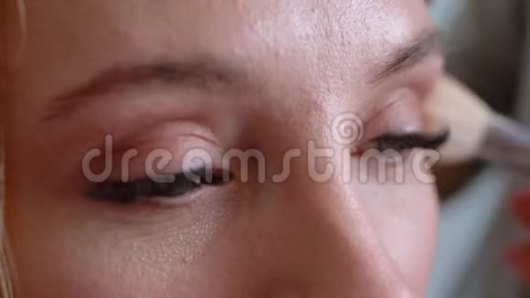 化妆师用粉末对女孩进行脸部形状的矫正视频的预览图