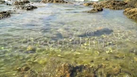 在地中海岩石海岸的一个简单的冲浪视频的预览图