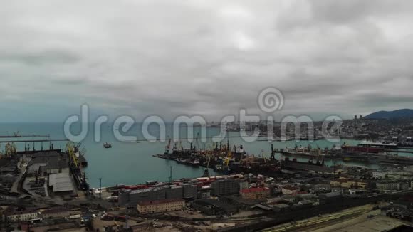 空中观景海运进出口港海上的生意后勤和运输视频的预览图