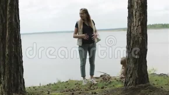 湖岸有个小女儿的孕妇视频的预览图