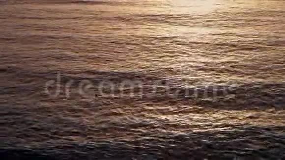 傍晚日落时海水表面的鸟瞰反射阳光视频的预览图