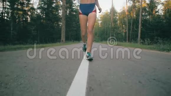 女人在柏油路上奔跑超慢的动作视频的预览图