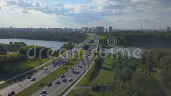鸟瞰繁忙的道路和河流城市景观视频的预览图