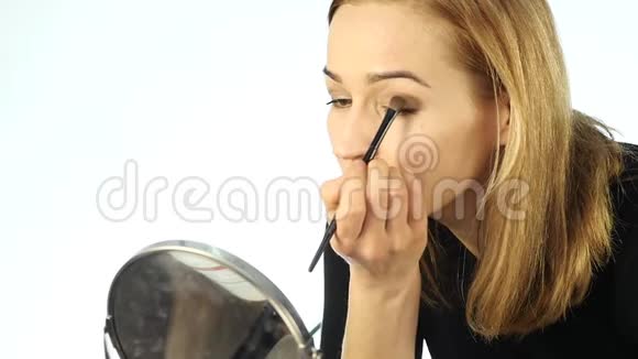 每天化妆的美女拿着化妆刷对着镜子慢动作视频的预览图
