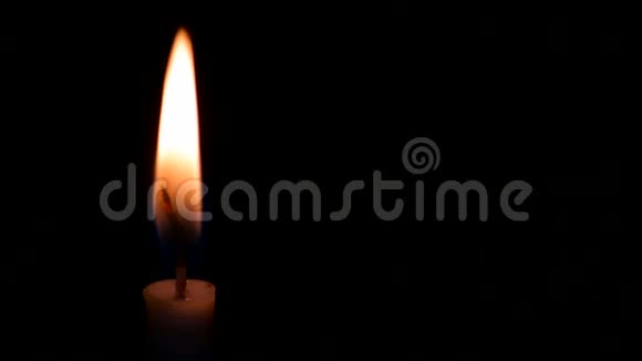 黑色背景上的蜡烛视频的预览图