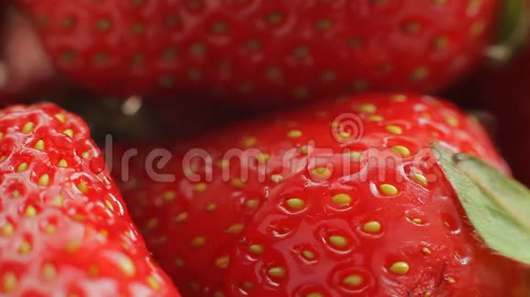 大甜红草莓宏观视频草莓上的水滴视频的预览图