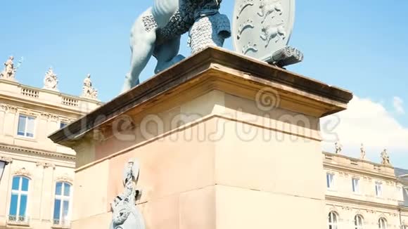 狮子雕像NeuesSchloss在喷泉后面财政部的住所施lossplatz广场的宫殿视频的预览图