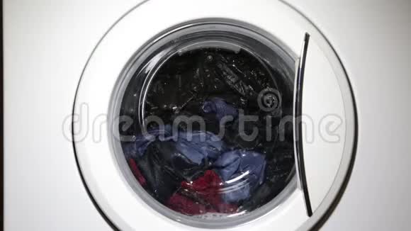 洗衣机门内装有旋转服装视频的预览图