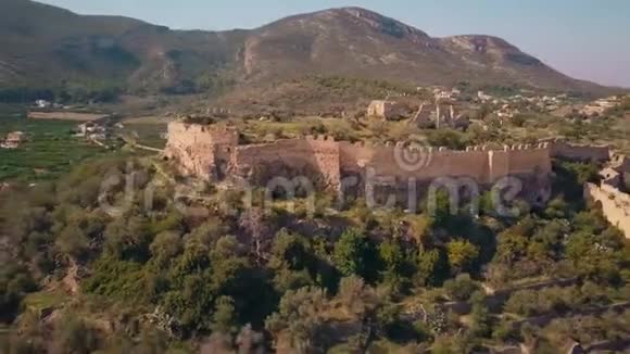 西班牙科尔贝拉城堡遗址的鸟瞰图视频的预览图
