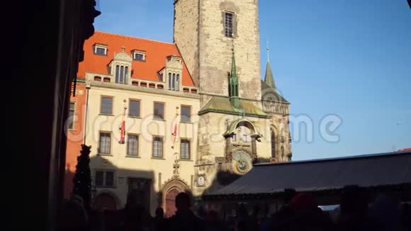 位于布拉格老城的钟楼有观光点和游客的轮廓古欧洲城市街4K视频的预览图