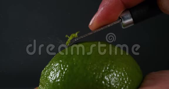 青柠檬香柑橘枳壳黑色背景视频的预览图