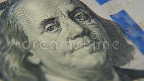 一幅本杰明富兰克林在一百美元钞票特写上的肖像视频的预览图