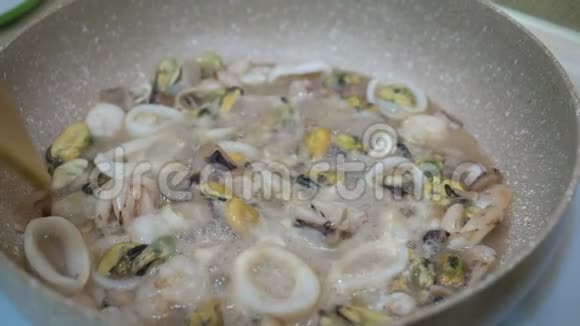 海鲜炖在煎锅里做意大利面视频的预览图