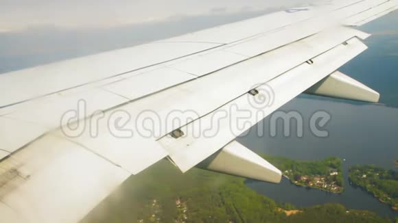 飞机机翼降落时翼片降落在陆地上空视频的预览图